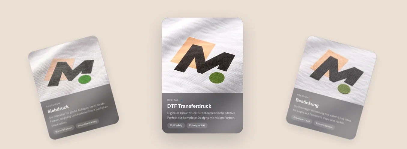 Druckverfahren für Merch: Der große Vergleich Vergleich von Siebdruck, DTF-Transferdruck und Bestickung als myMerch-Musterkarten auf Textil