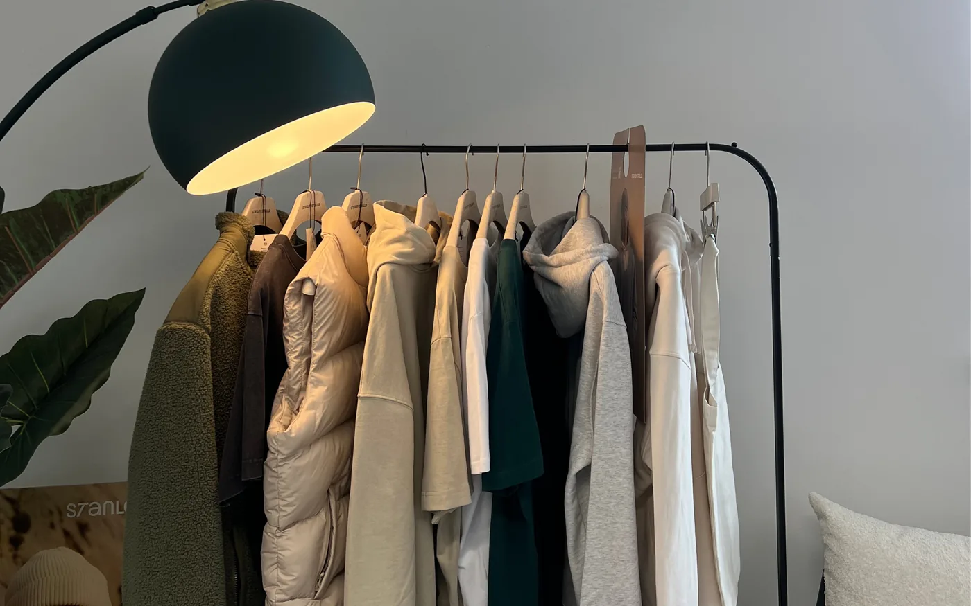 Kollektion aus Hoodies, Sweatshirts und Jacken auf einer Kleiderstange im Showroom von myMerch