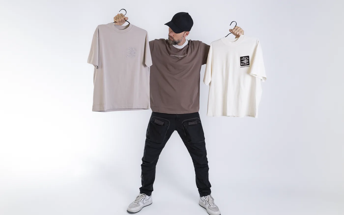 Creator präsentiert drei bedruckte T-Shirts seiner Kollektion – Merch von myMerch