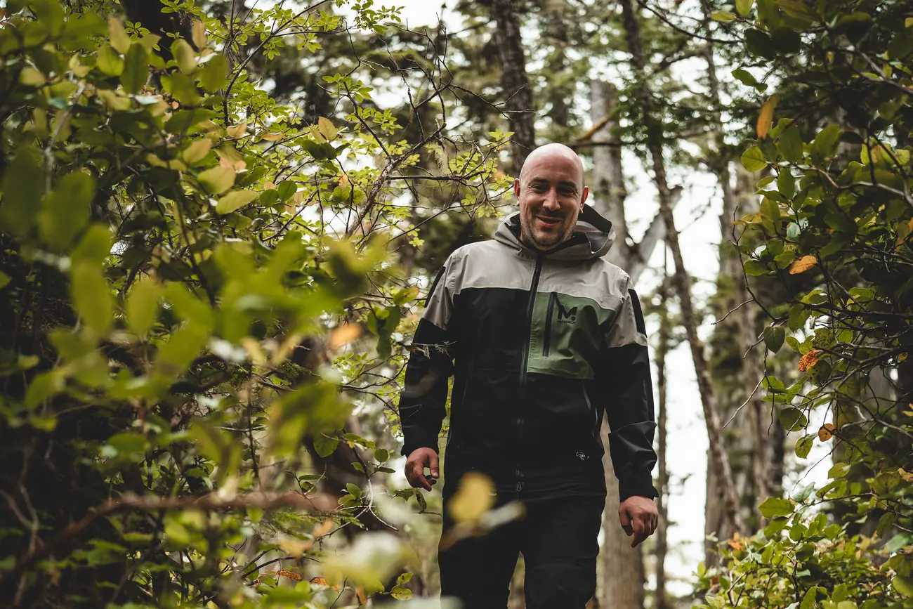Sebastian, Gründer von myMerch, zwischen jahrhundertealten Bäumen im Regenwald des myMerch Forest