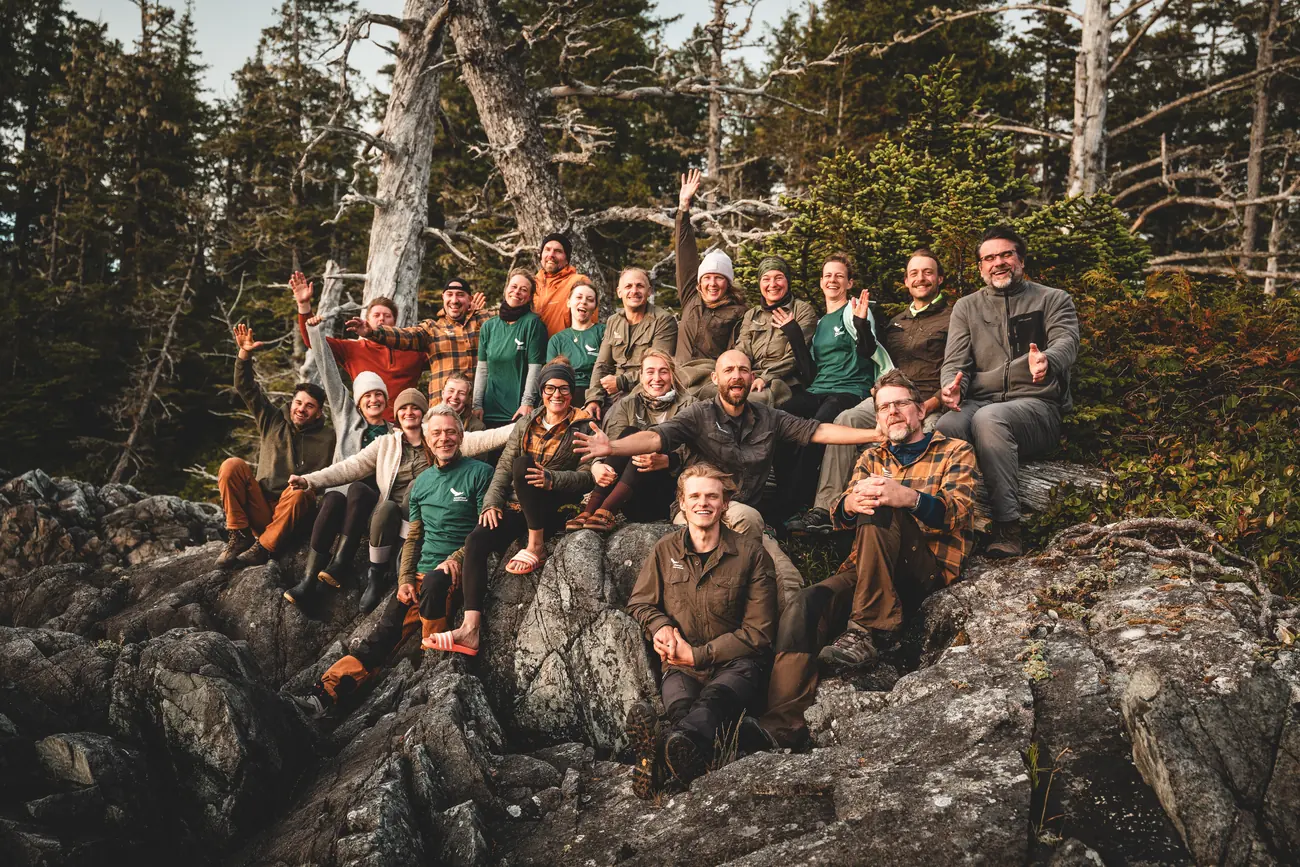 Team von Wilderness International auf einer Felsformation im Küstenregenwald von Porcher Island, British Columbia